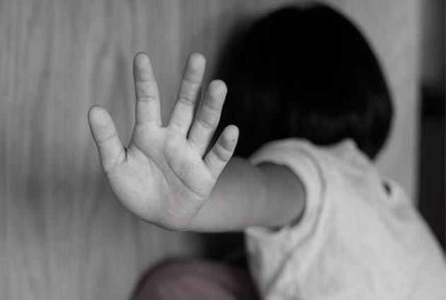 Mulher é presa após colocar ovo quente nas mãos da filha, em João Pessoa